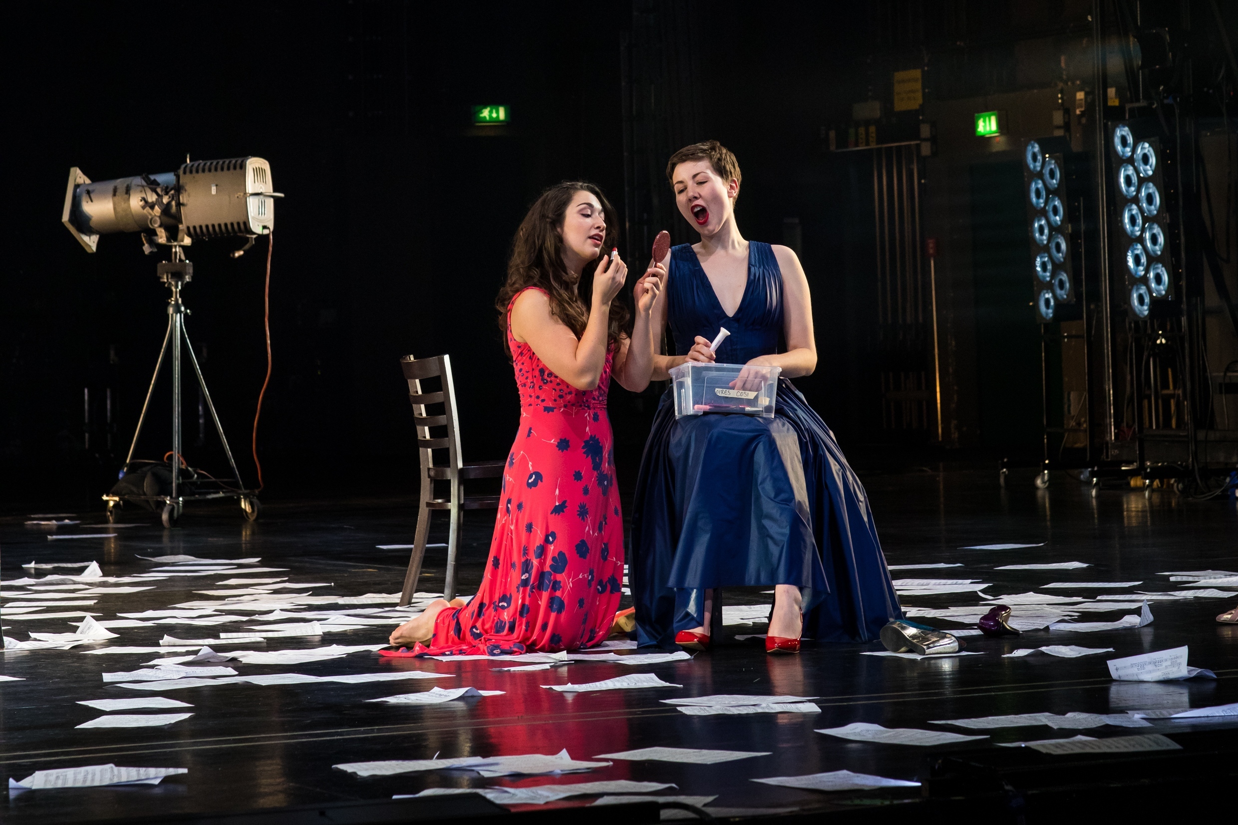 Céline Akçağ (Dorabella) und Henrike Henoch (Fiordiligi) Céline Akçağ (Dorabella) und Henrike Henoch (Fiordiligi)