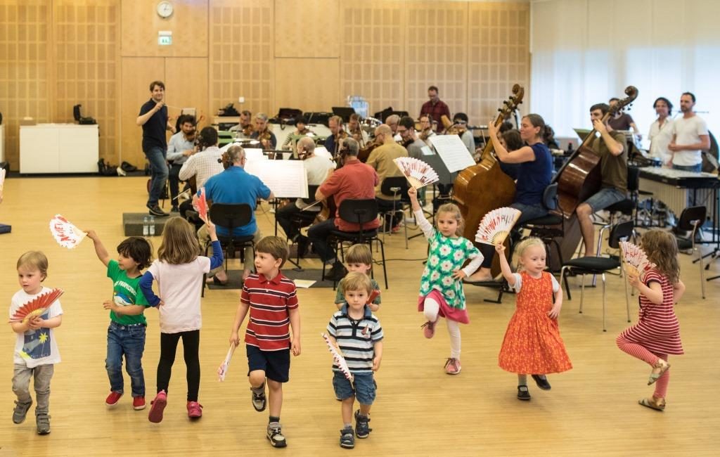 Kinder vom Kindergarten Villa Kunterbunt tanzen zu Musik aus Bizets Carmen. (Foto: Florian Ganslmeier)