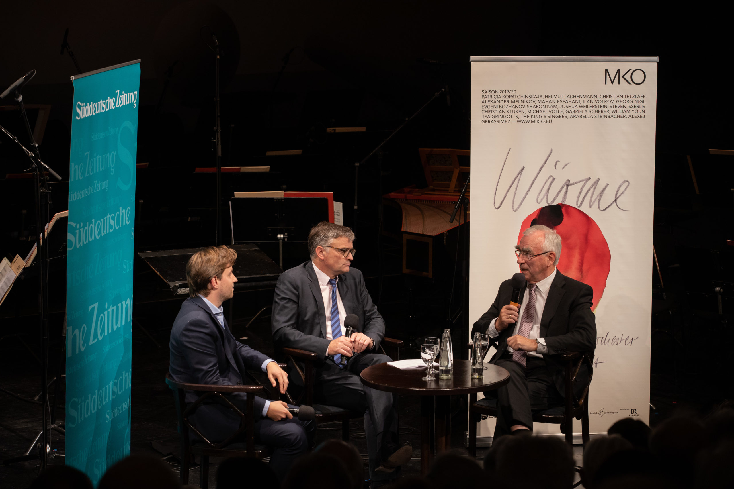 464A6486 Im Auftaktgespräch diskutierten der frühere CSU-Vorsitzende und Bundesfinanzminister Dr. Theo Waigel und der Chefdirigent des MKO Clemens Schuldt mit SZ Außenpolitik-Chef Stefan Kornelius unter dem Titel ›Eine Welt im Umbruch‹ über geopolitische Turbulenzen und die neue globale (Un-)Ordnung. Foto: Florian Ganslmeier