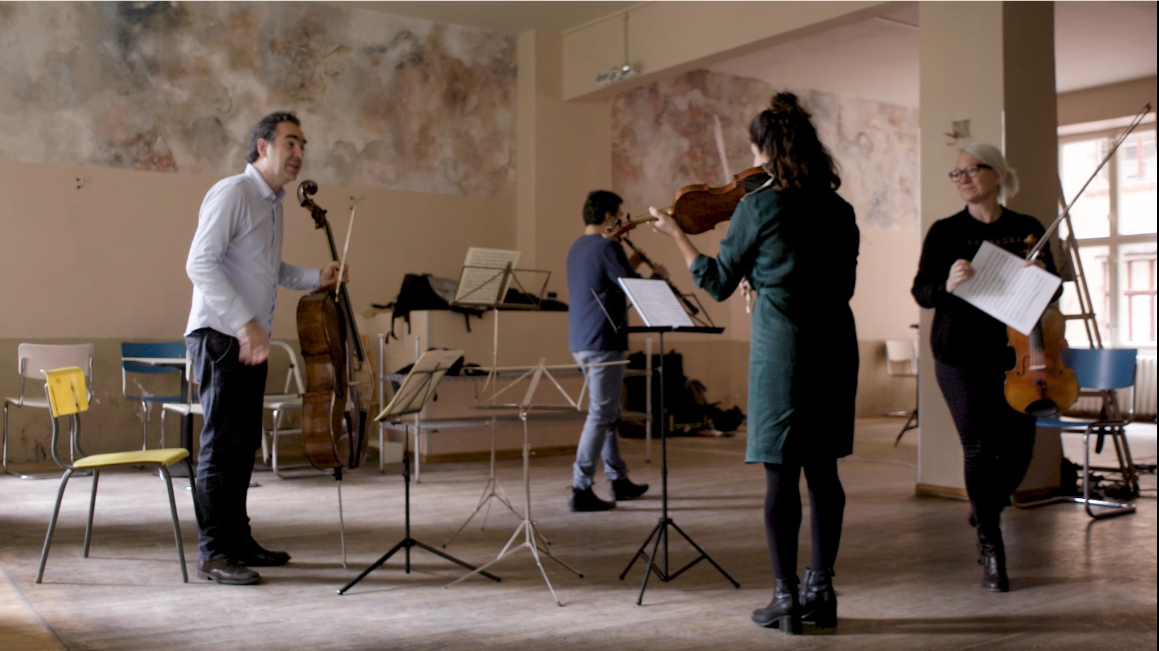 Nancy Sullivan und Mikayel Hakhnazaryan vom Münchener Kammerorchester spielen Kammermusik mit befreundeten Musikern in einer stillgelegten Bar in Berlin