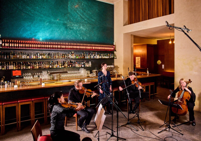 Musik des Münchener Kammerorchesters und Sopranistin Hanna-Elisabeth Müller musizieren zusammen in der Schumann's Bar