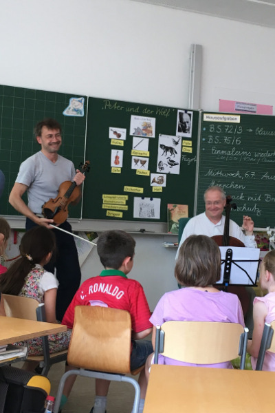 Musiker des Münchener Kammerorchesters beim Schuldbesuch