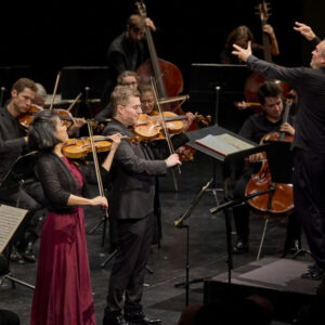 Yuki Kasai und Xandi van Dijk in Mozarts ›Sinfonia Concertante‹, 16.11.2023